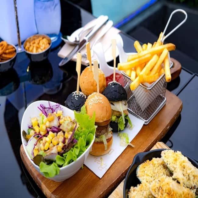 Bangkok: The Vue Bar Rooftop at Mercure Bangkok Sukhumvit 24 - Who this rooftop experience suits best