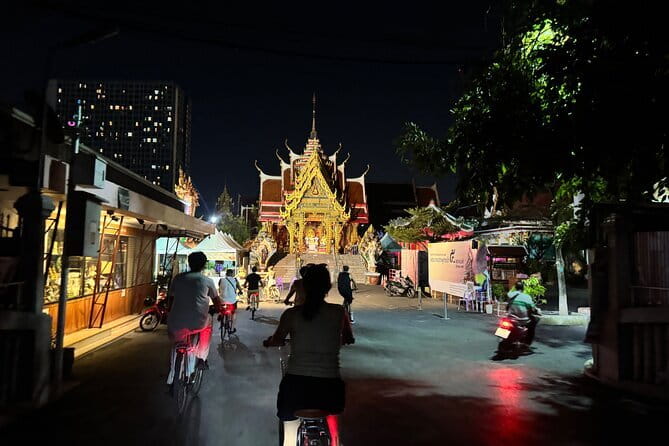 Bangkok Thonburi Backstreets and 3 Peaceful Temple Bike Tour - Railway Track Poon Poon: Photos, Atmosphere, and a Local Drink Break
