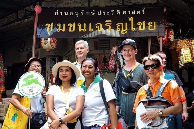 Bangkok Tuk Tuk Night Tour with food & drinks in Siam & Silom - About your guide: the difference between random and real