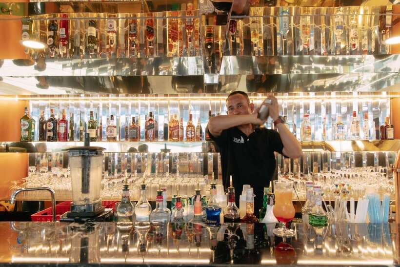 Bangkok: Unicorn Chao Phraya River Dinner Cruise - The buffet dinner: seafood stations and what to watch for