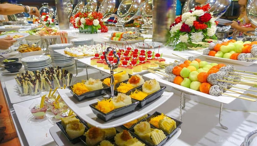 Bangkok: Wonderful Pearl Cruise with Optional Hotel Transfer - The Buffet Dinner: Thai Favorites, International Options, and Dessert That Actually Finishes the Meal