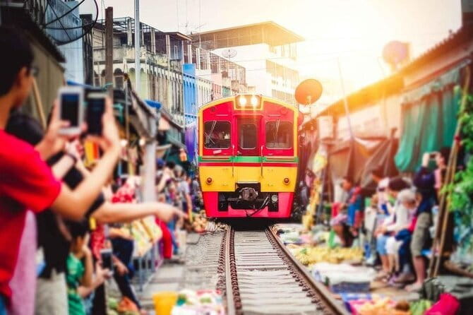 Bangkok's Best: City Highlights & Floating Market Private Tour - A Calm Pause at Kuan Yim Shrine, Then Chinatown’s Real-World Energy