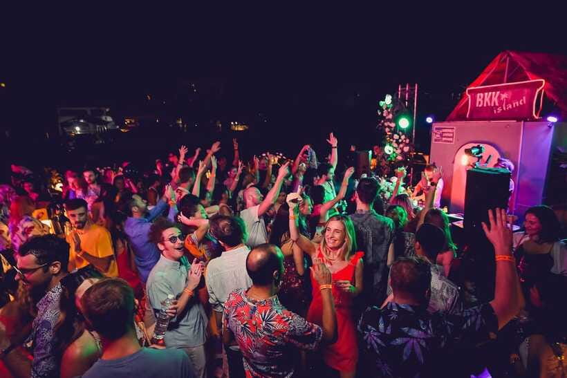 Bangkok's Best Party Boat - How the Evening Flows: Boarding at 8 PM, Departing at 8:30 PM