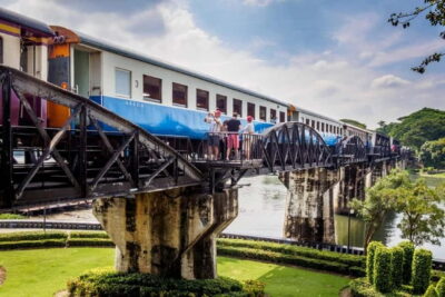BKK: Damnoen Floating Market, Maeklong Rail & River Bridge - Kanchanaburi War Cemetery: a short stop that changes the tone