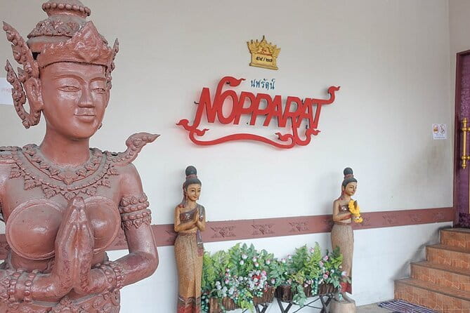 ChomSindh Authentic Thai Dining Experience - Lunch or Dinner - Getting there and timing: the 15-minute rule matters