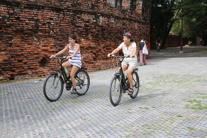 Colors of Ayutthaya Full-Day Bike Tour - Wat Chaiwatthanaram: river views and a 1630 royal build