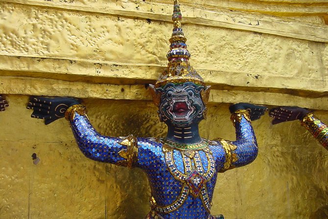 Damnern Saduak Floating Market, Grand Palace and Wat Phra Keo Tour from Bangkok - Wat Phra Keo (Temple of the Emerald Buddha): sacred space with strict rules