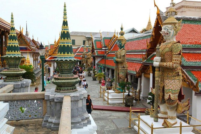 Damnern Saduak Floating Market, Grand Palace and Wat Phra Keo Tour from Bangkok - Lunch and the boat-to-temple flow that keeps the day from dragging