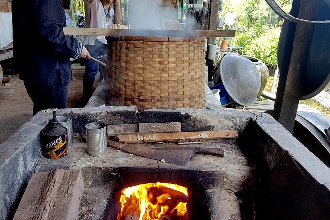 Damnoen Saduak Floating Market & Maeklong Railway Market Tour From Bangkok - What to eat and buy: shop with a plan