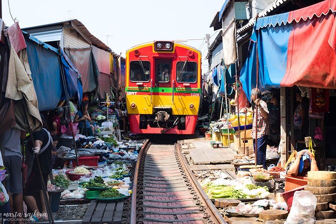 Damnoen Saduak Floating Market & Maeklong Train Market Tour - Maeklong-to-Damnoen Saduak: the handoff from rail lines to canal life
