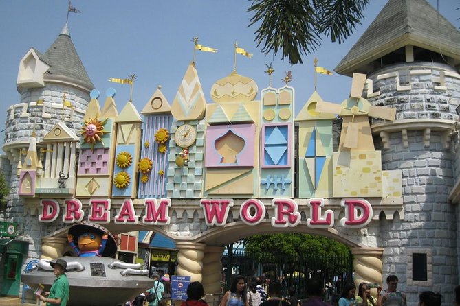 DreamWorld: Thailand’s Ultimate Theme Park - Food inside the park: keep it simple and cheap