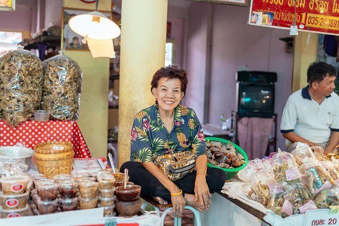 Drinks & Bites in Bangkok Private Tour - Stop 2: Kuang Heng Pratu Nam Chicken Rice and the shrine glimpse