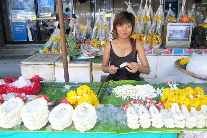 Experience Bangkok at Night with Streetfood Dinner & Foot Massage - Khao San Road and Rambuttri: The Backpacker Hub with a Real-Life Edge