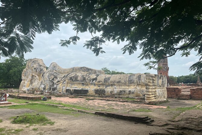 Explore Ancient Ayutthaya Historical Park Day Tour in Bangkok - Wat Mahathat’s Buddha head in tree roots: the iconic scene