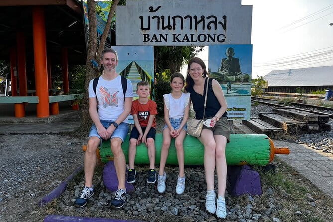 Floating and Railway Markets with Kwan Damnoen Restuarant - Stop 2: Maeklong Railway Market by train (Hoop Rom Market)