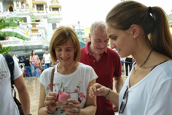 Flower Market & Floral Art: Multilingual Private Tour [EN/others] - Ferry and temples: Kalayanamitr Temple and the fish-feeding tradition