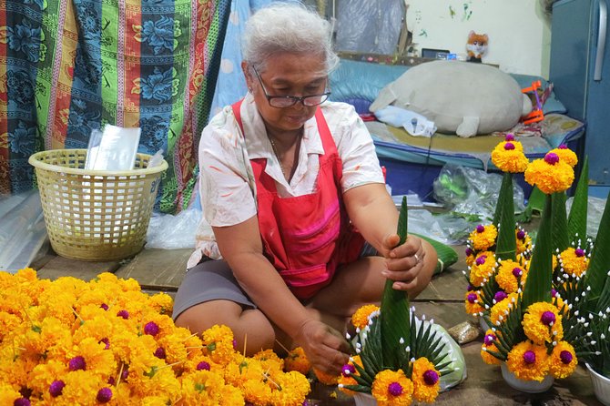 Flower Market & Floral Art: Multilingual Private Tour [EN/others] - Garland workshop inside Kalayanamit: jasmine offerings and local artisans