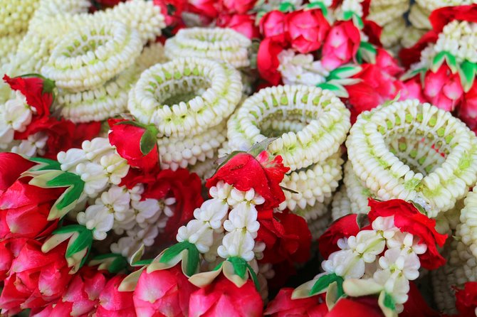 Flower Market & Floral Art: Multilingual Private Tour [EN/others] - Thai lotus folding: making Bua Luang and Bua Chut for an offering moment