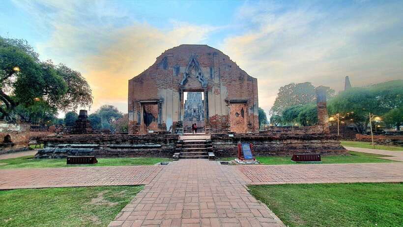 From Bangkok: Ayutthaya Afternoon Tour with Boat & Tuk-Tuk - Wat Mahathat: the Buddha head in tree roots (and what to notice)