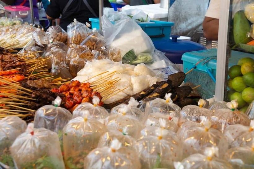 From Bangkok: Don Wai Market, Wat Samphran & Lotus Café Tour - Wat Don Wai: A Quick Temple Stop Right Next to the Market