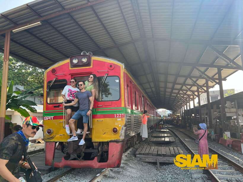 From Bangkok:Damnoen Floating Market and Railway Market Tour - Getting from Bangkok to the markets without fighting traffic