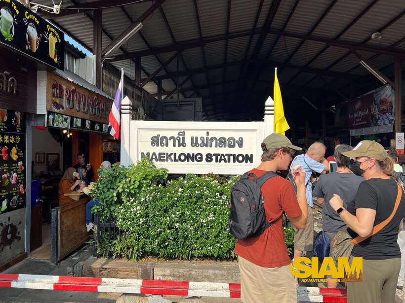 From Bangkok:Damnoen Floating Market and Railway Market Tour - Maeklong Railway Market: the train pass you can actually time