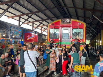 From Bangkok:Damnoen Floating Market and Railway Market Tour - Damnoen Saduak Floating Market: longtail access and how to handle the crowds