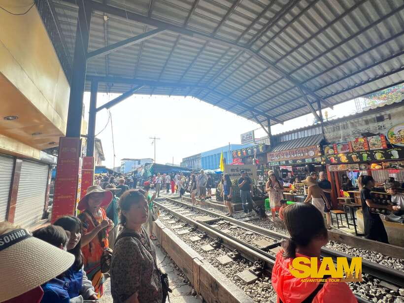 From Bangkok:Damnoen Floating Market and Railway Market Tour - The guide and pacing: what to look for in a group day