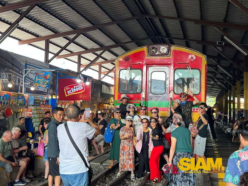 From Bangkok:Damnoen Floating Market and Railway Market Tour - Damnoen Saduak Floating Market: longtail access and how to handle the crowds