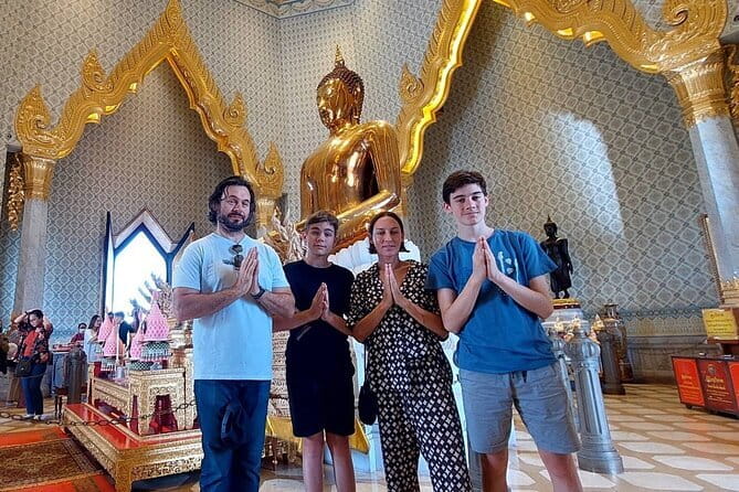 Grand Palace & Emerald Buddha Private Tour [Optional Luxury] - Stop 2: lotus petal folding at ร้านพี่ดาขายบัวปากคลองตลาด