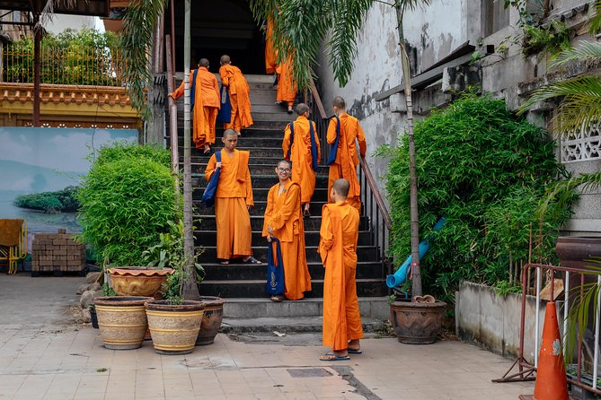Highlights & Hidden Gems With Locals: Best of Bangkok Private Tour - Guides Make It: Tailoring, Humor, and Photo Help From Real People