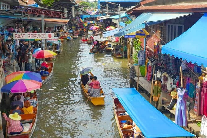 Maeklong Railway and Damnoen Saduak Floating Market Tour - Maeklong Railway Market (Hoop Rom): the umbrella-pulldown moment