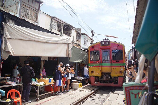 Maeklong Railway Market and Floating Market - Stop 2: Damnoen Saduak Floating Market in 1.5 hours