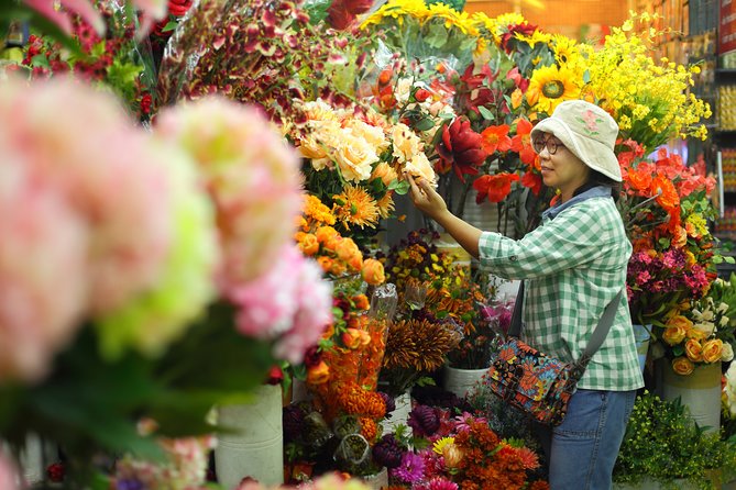 Morning Buddhist Almsgiving, Grand Palace and Flower Market Tour in Bangkok - Pak Khlong Talat flower market: spend your hour wisely