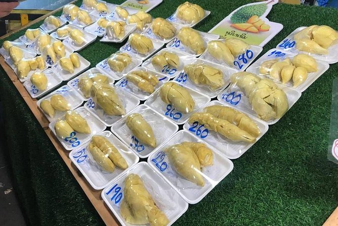 Night life in Bangkok - Jodd Fairs Train Night Market(Joint) - The food authenticity question: how local should you expect it to be?