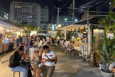 Night life in Bangkok - Jodd Fairs Train Night Market(Joint) - What the guide actually does: more than just walking