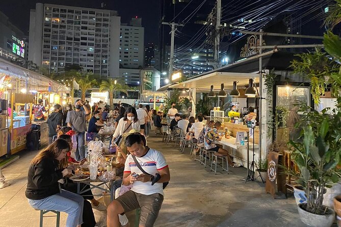 Night life in Bangkok - Jodd Fairs Train Night Market(Joint) - What the guide actually does: more than just walking