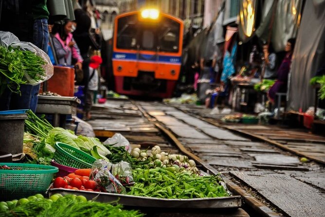 Private Damnoen Saduak and Maeklong Railway Market Tour(min 2pax) - The guide role: smoothing the day and saving your time