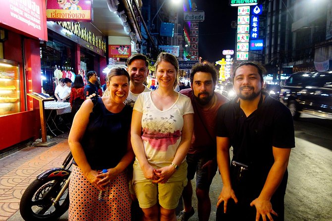 PRIVATE - STEET FOOD TOUR CHINA TOWN incl. food and drinks - Yaowarat after dark: five Thai-Chinese tastings in four stops