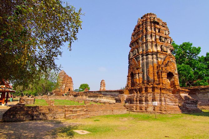 Private Tour: Ayutthaya Temples, Ruins and Lunch on River Cruise - Stop 3: Wat Mahathat and the Buddha head in Bodhi tree roots