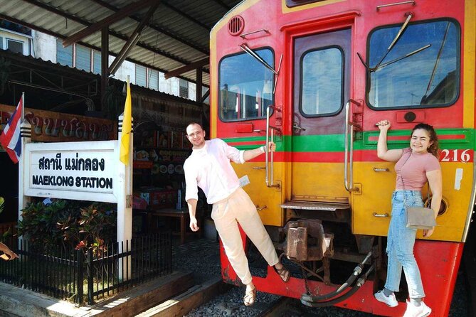 Private tour to Floating & Railway markets (multi-lang: EN ZH ES IT FR DE) - Your guide is the difference between seeing it and getting it