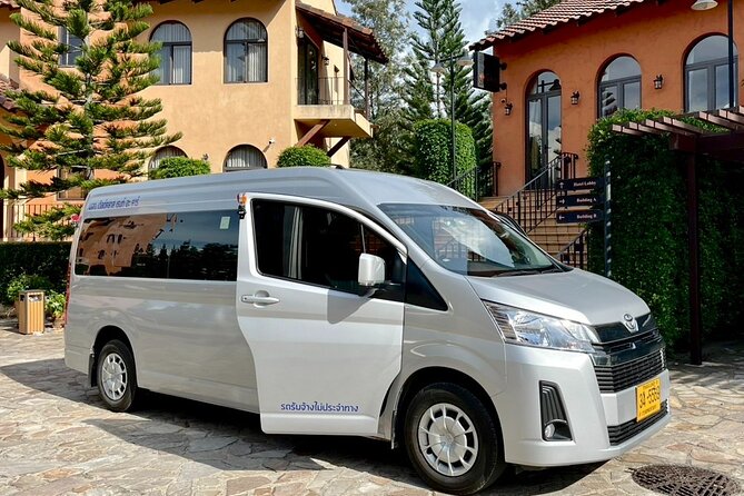 Private Transfer from Hotel to Bangkok Airport incl. tollway - Your van ride: air-conditioning, comfort, and the luggage reality