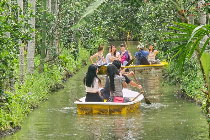 Railway Market, Floating Market and After the Rain Cafe - Maeklong Railway Market (Hoop Rom Market): the train-time spectacle