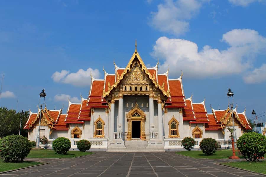 Shared Tour: Wat Pho, Wat Traimit and Wat Benchamabophit - Pak Khlong Talat: a 15-minute flower market break that’s more useful than it sounds