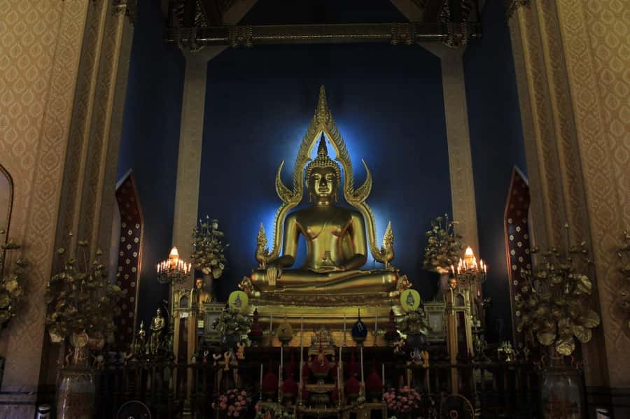 Shared Tour: Wat Pho, Wat Traimit and Wat Benchamabophit - Wat Pho: the Reclining Buddha, incense air, and serious temple layout