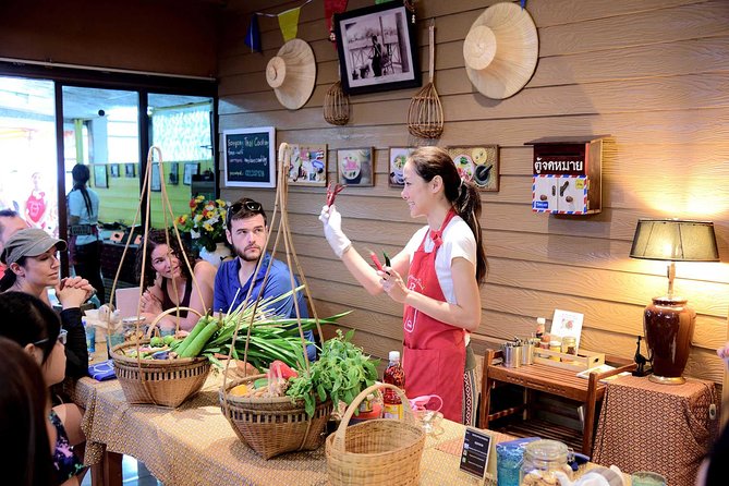 Sompong Thai Cooking School: Hands-On Culinary Experience - Thai cooking class in Bangkok at Si Lom: what the day feels like