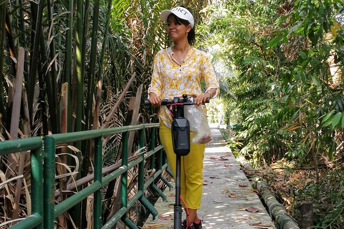 Take a E-Scooter Ride in Bangkok's Jungle - Scooting Sri Nakhon Khuean Khan Park: shade, water, and calm