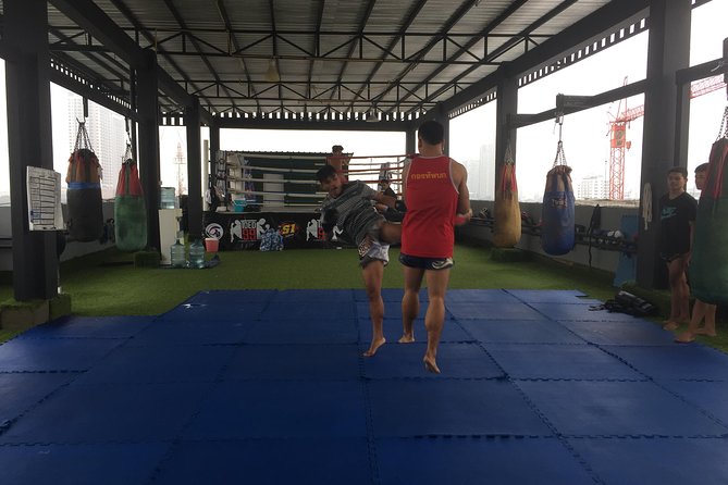 Thai Boxing Lesson, family and Kids Friendly - Thai Boxing Basics for Beginners (And for Kids)