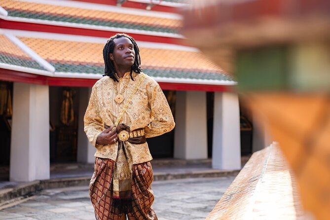 Thai Costume Photography at Wat Arun/Pho Temple: Bangkok - Group setup: private session and why it matters for photos