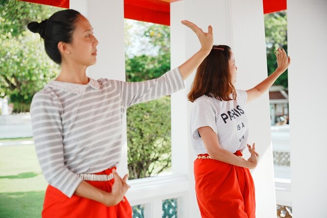 Thai Dance Class at Wat Arun - The fun part at the end: phone recording time